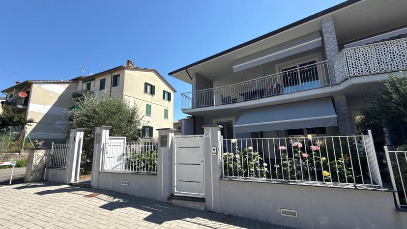 Elegante appartamento con giardino privato e ampio garage nel centro di Castiglione del Lago AP634